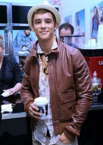 Brenton Thwaites photo