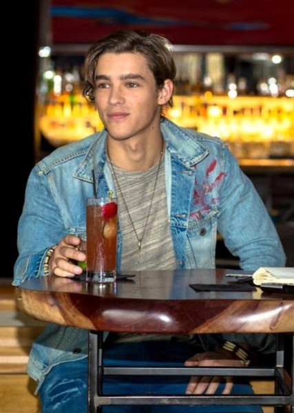 Brenton Thwaites photo