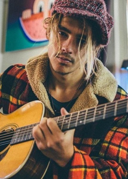 Brenton Thwaites photo