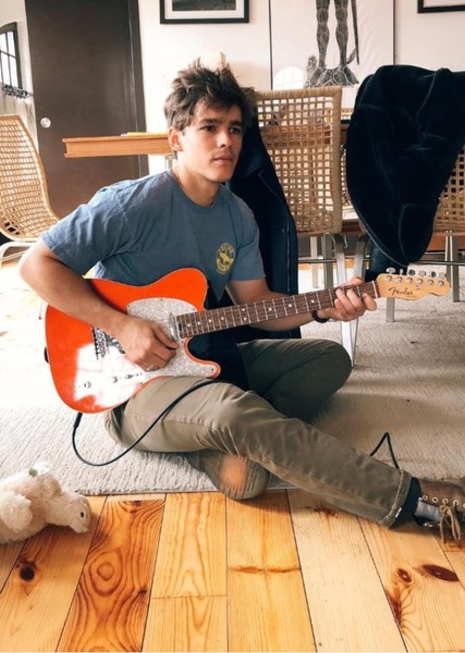 Brenton Thwaites photo