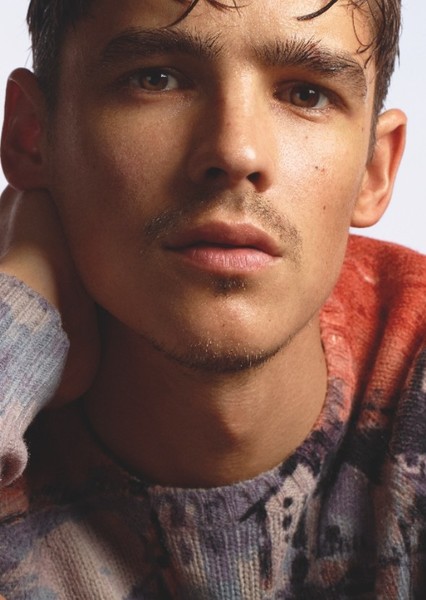 Brenton Thwaites photo
