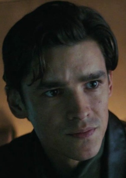Brenton Thwaites photo