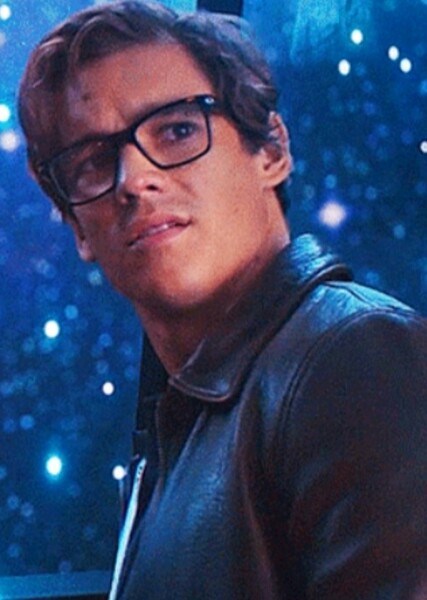 Brenton Thwaites photo