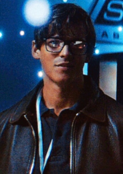 Brenton Thwaites photo