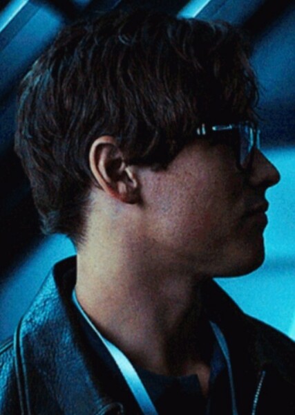 Brenton Thwaites photo