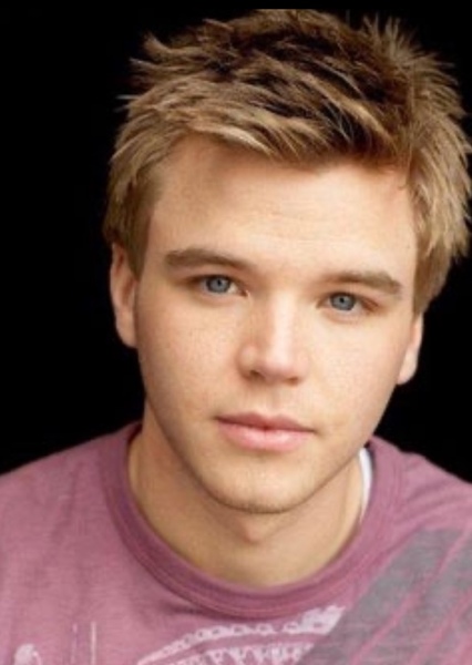 Brett Davern photo