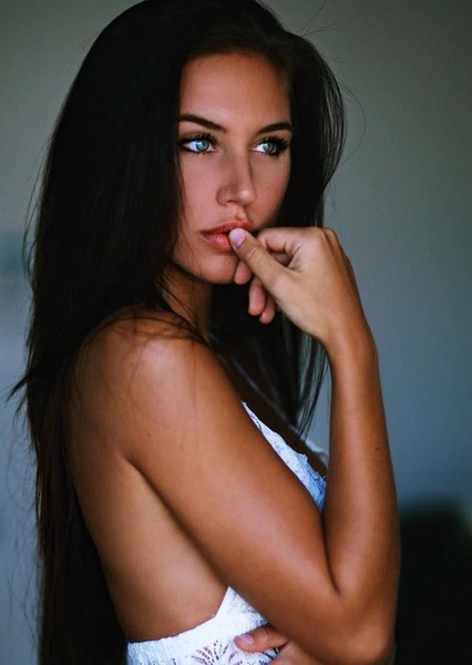 Brit Manuela photo