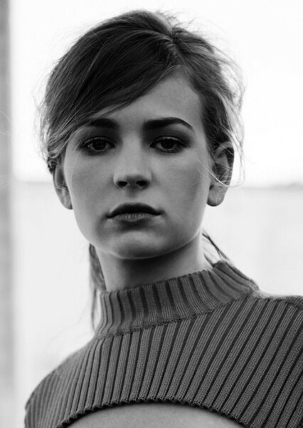 Britt Robertson photo