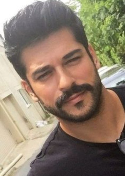Burak Özçivit photo