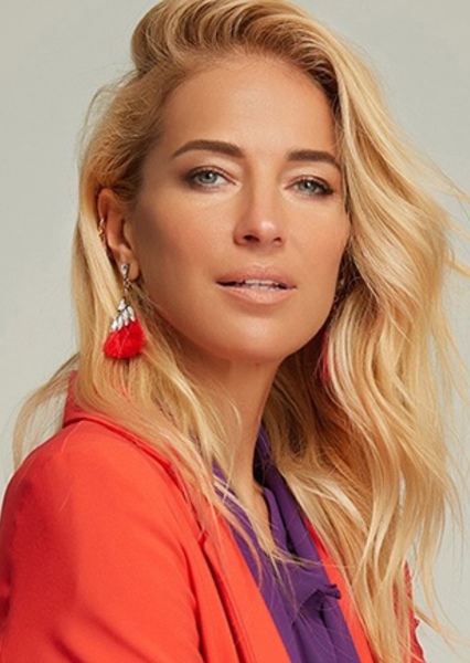 Burcu Esmersoy photo