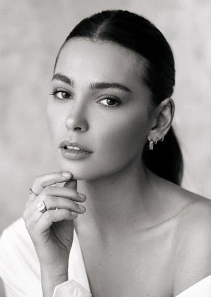 Caitlin Burles photo