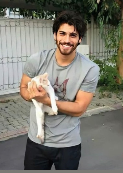 Can Yaman photo