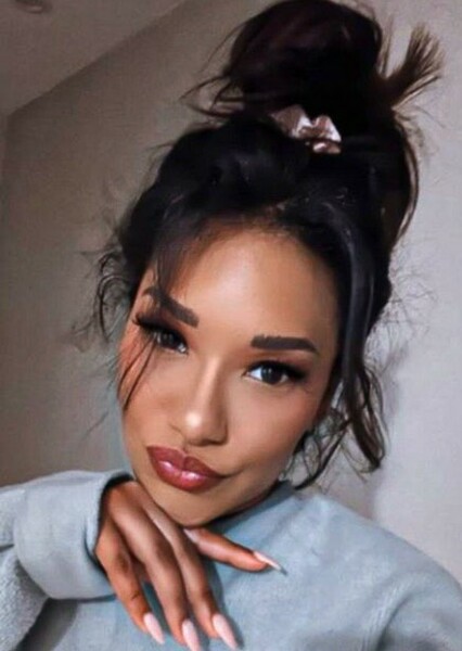 Candice Patton photo