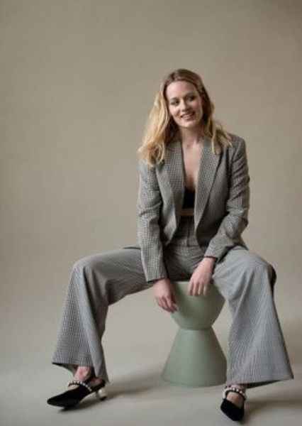 Cara Theobold photo