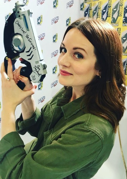 Cara Theobold photo