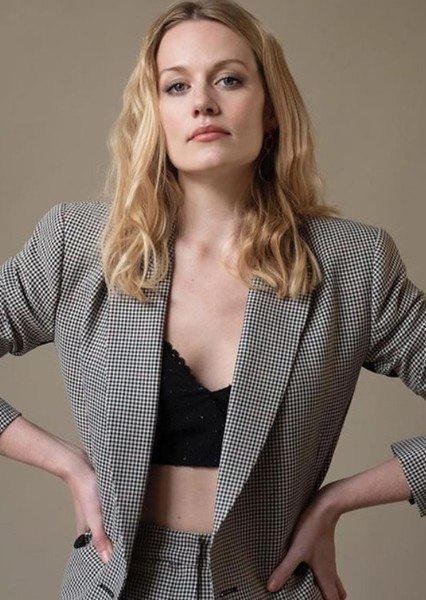 Cara Theobold photo