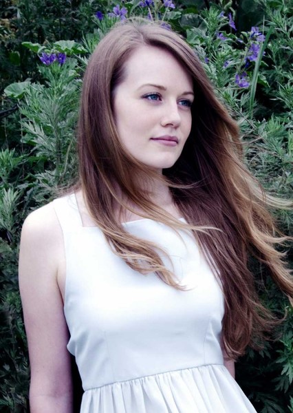 Cara Theobold photo