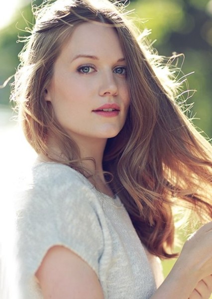 Cara Theobold photo