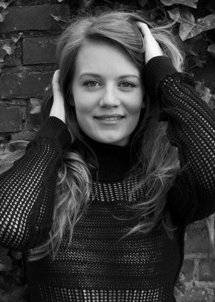 Cara Theobold photo