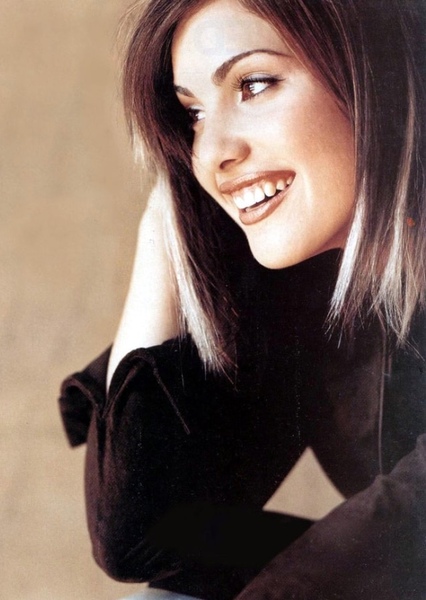 Carly Pope photo