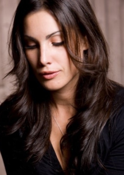 Carly Pope photo