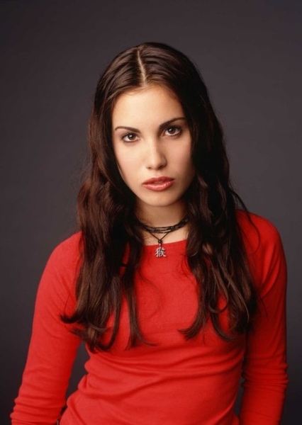 Carly Pope photo