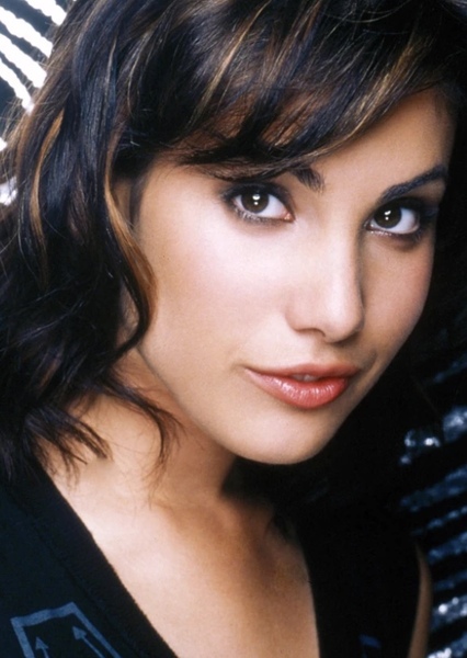 Carly Pope photo