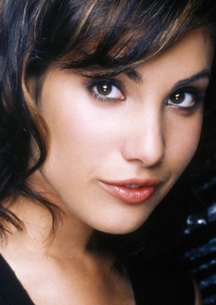 Carly Pope photo
