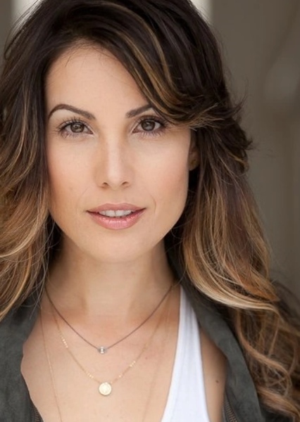 Carly Pope photo