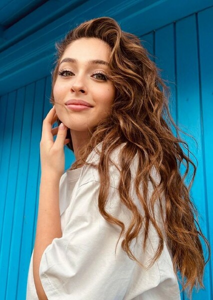 Cemre Baysel photo