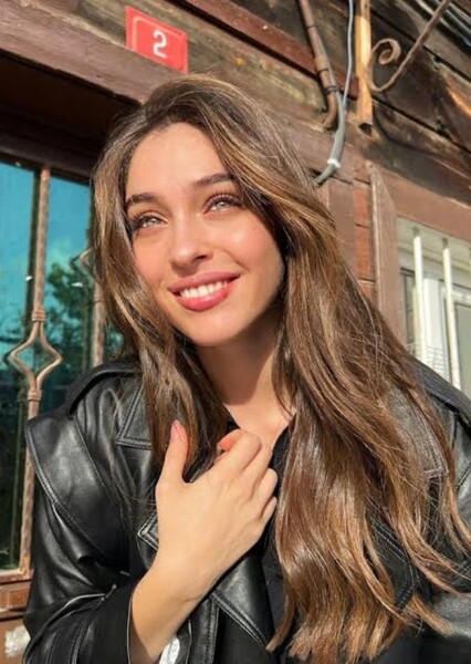 Cemre Baysel photo