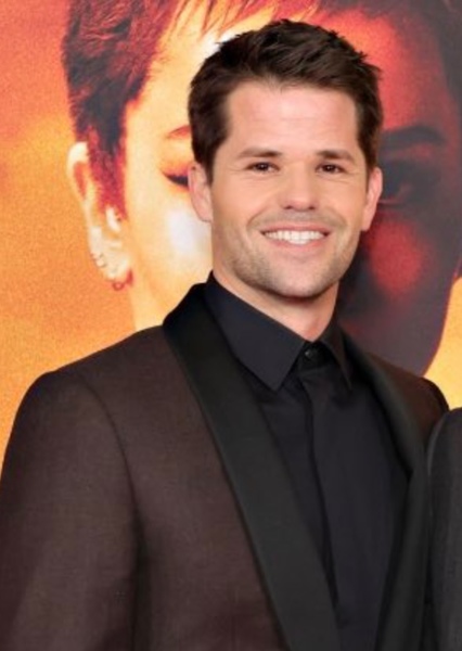 Charlie Carver photo