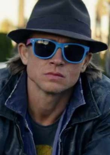 Charlie Hunnam photo