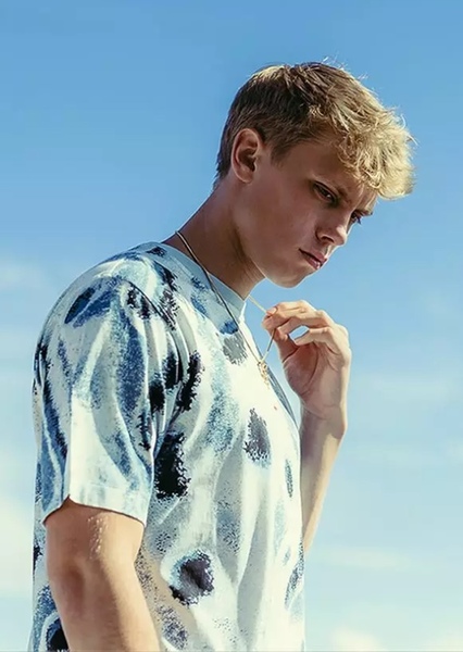 Charlie Malone Finch (charlieonnafriday) photo