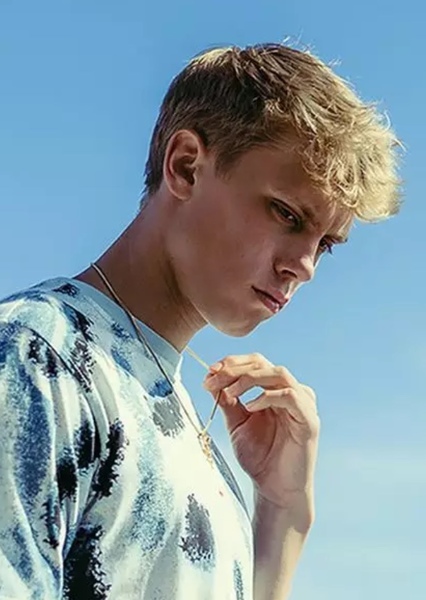 Charlie Malone Finch (charlieonnafriday) photo