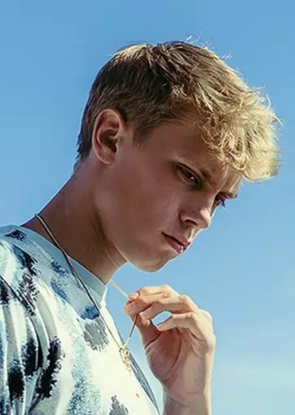 Charlie Malone Finch (charlieonnafriday) photo