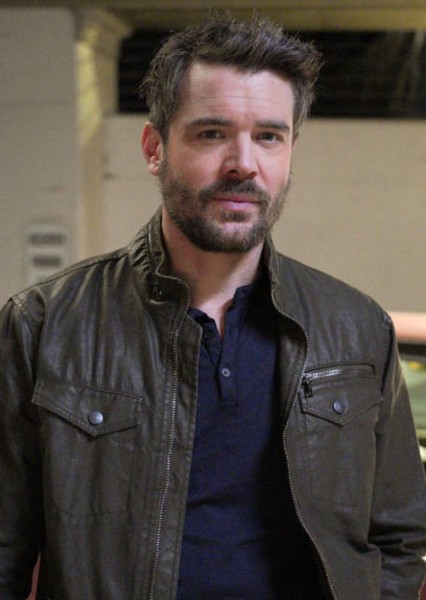 Charlie Weber photo