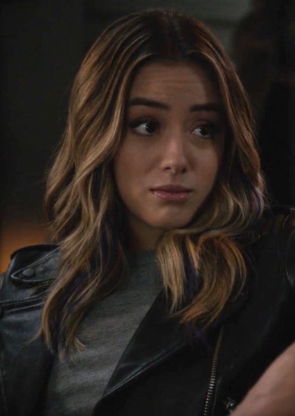 Chloe Bennet photo