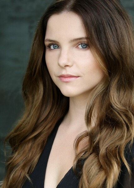 Chloe Csengery photo