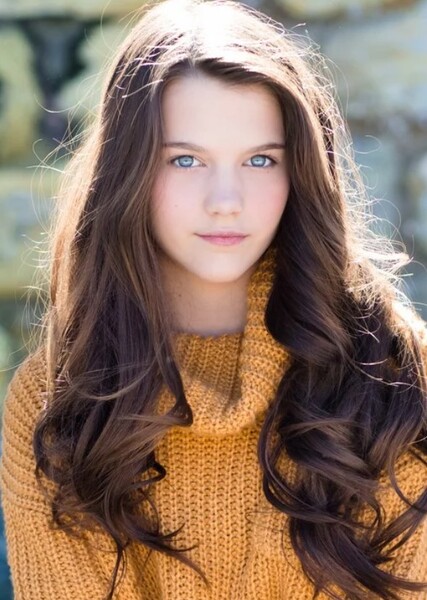 Chloe East photo