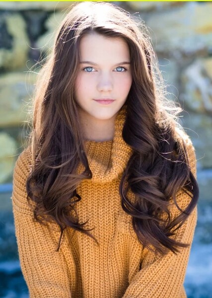 Chloe East photo