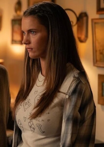 Chloe East photo