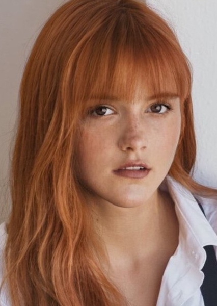 Chloe East photo