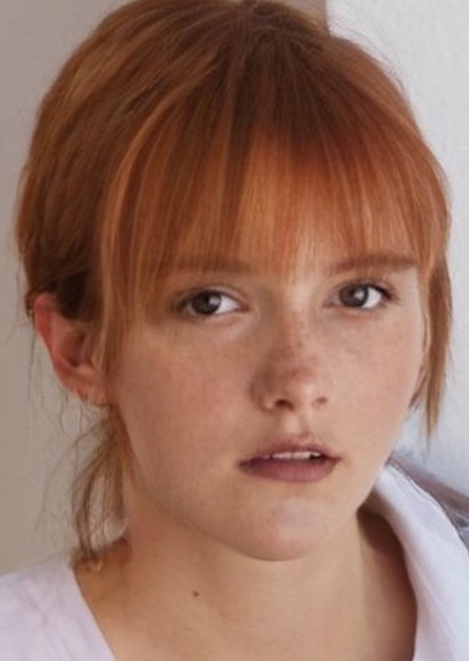 Chloe East photo