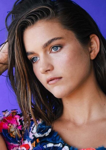 Chloe East photo