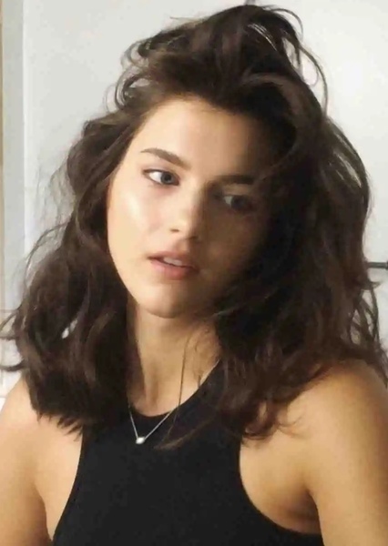 Chloe East photo
