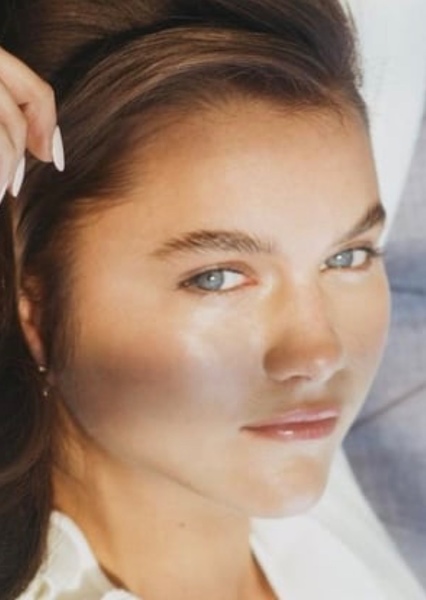 Chloe East photo
