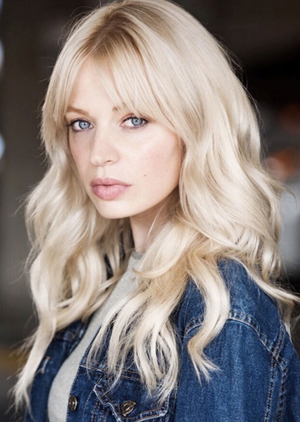 Chloe Farnworth photo