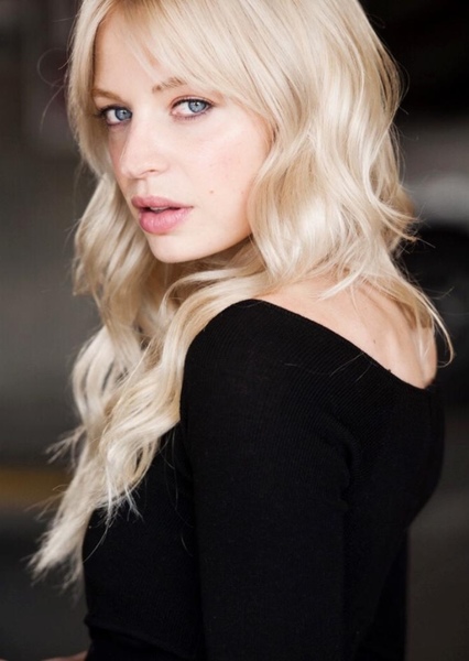 Chloe Farnworth photo