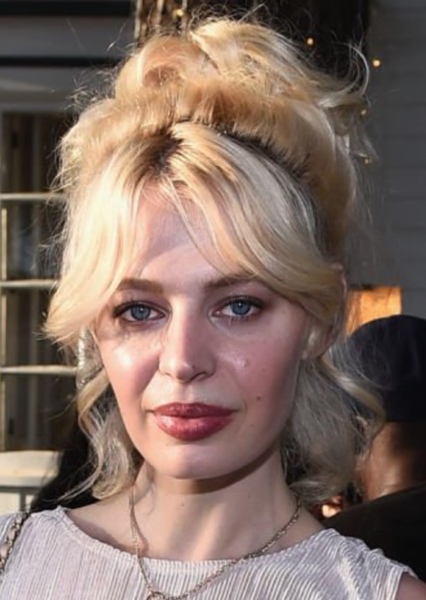Chloe Farnworth photo